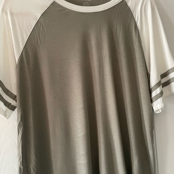 American Eagle Outfitters T-Shirt - Picture 2 of 3